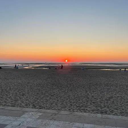 Family Near The Sea Of * Houlgate