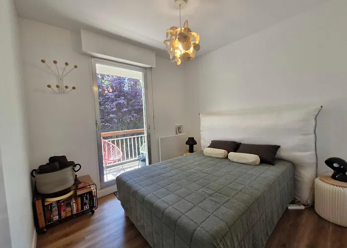 Family Near The Sea Of Daire