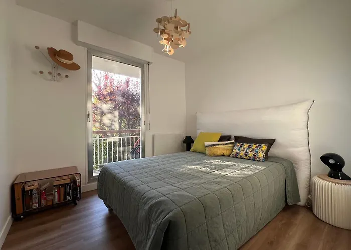 Family Near The Sea Of Daire Houlgate