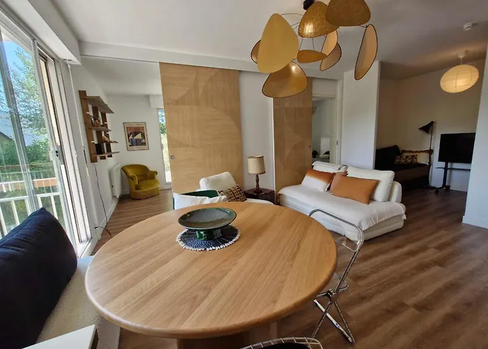 Family Near The Sea Of Daire Houlgate